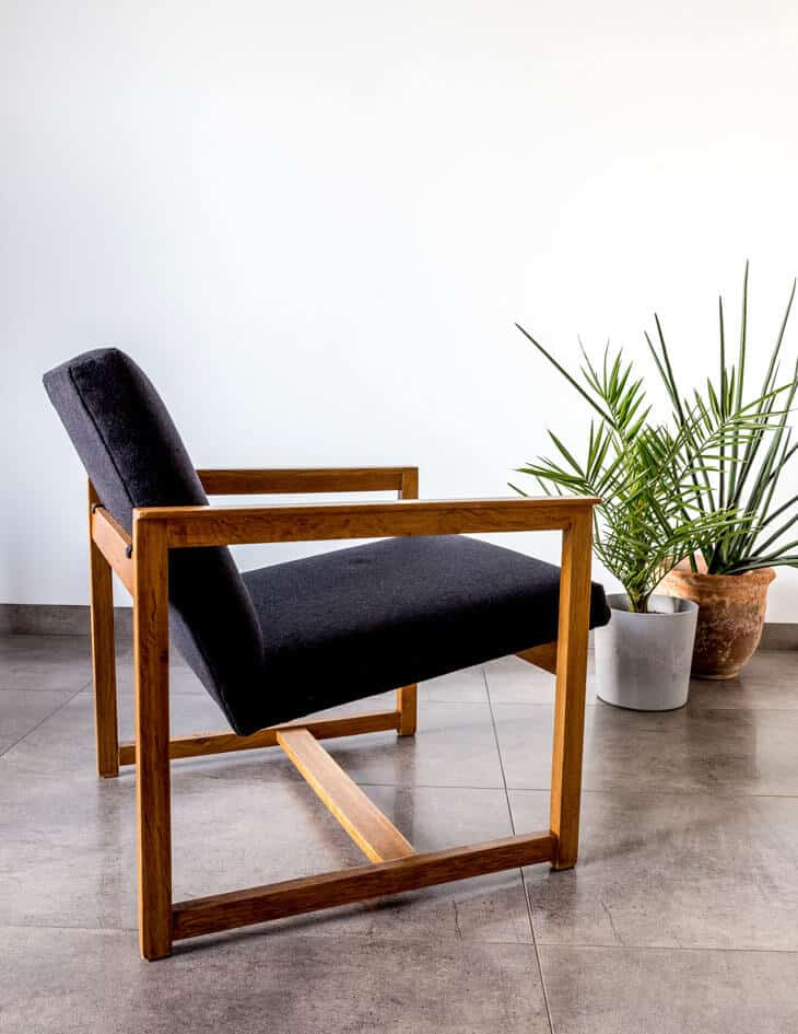 Oak armchair produced in 1974 by the cooperative Sculpture and Artistic Carpentry in Poznań